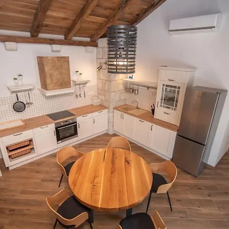 Holiday home Hilltop House Zrnovnica